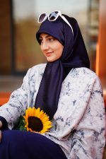 روسری ابریشم ژاکارد سورمه ای کهربا - Image 2