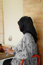 روسری ابریشم ژاکارد ذغالی کهربا - Image 2